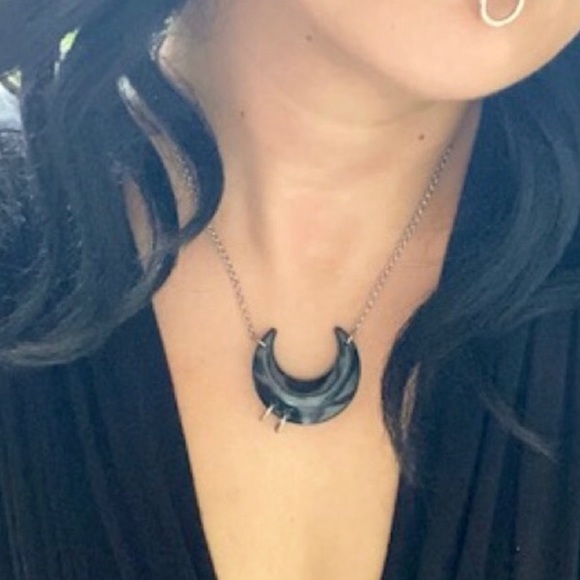 Black & glitter resin pierced moon necklace - Picture 6 of 13